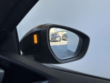 ●アウディサイドアシスト『後方の死角を並走する車両を検知しドアミラーの内側のLEDが点灯。ドライバーに注意を促し事故を未然に防ぐシステムです。』