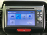 FM・AMラジオやCD、USB、SDなど、選べる音源が画面に表示されています。聴きたいメディアを見比べて選びやすく、通勤や休日のお出かけなど、日常の移動時間を自分好みに楽しめます。