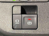 指先だけで簡単に操作が可能な電動パーキングブレーキを採用。「HOLD」スイッチを押すと、渋滞や信号待ちなどでブレーキペダルから足を離しても、ブレーキを保持するので安心です