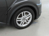 装着タイヤサイズは、215/60R17です。純正アルミホイールを装着しております。