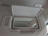 運転席側と助手席側にバニティミラーついていますちょっとした身だしなみが確認できます。