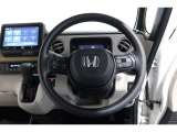 運転中もハンドルでの操作が可能です。特に高速道路等の目が離せない運転時には、便利さだけでなく、安全性も兼ね備えております。