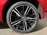 5トリプルスポーク 8.5&times;21インチ ダイヤモンドカット/マットブラック 255/40R21サイズのピレリを装着