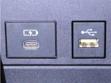 USB端子と充電用USB端子を装備しております。