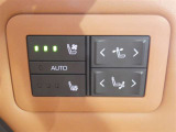 ゆっくりくつろげるシート位置へ電動で調整できるパワーシート装備のセカンドシートです。