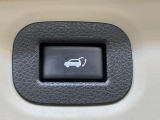 【パワーバックドア】スマートキーや運転席のボタンを押すだけでリアゲートが自動で開閉します!荷物を持っている時や、高い位置にあるバックドアを閉める際に便利な機能です♪