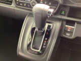 インパネシフトを採用しているので、前席の足元も広々としています。運転席と助手席の行き来もスムーズです!