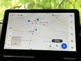 タッチ画面には地図が表示され、現在地や周辺の道路を確認しながら目的地を設定できます。画面脇には音楽や電話などのメニューも並び、必要な機能を見つけやすい配置。お出かけの際に便利に活用できます。
