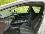 前席は座面と背もたれにゆとりが感じられ、運転席側まで見渡しやすい室内です。落ち着いた色調でまとまり、毎日の通勤やお出かけにも心地よく過ごせます。