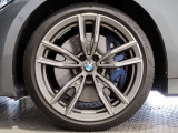 BMWの純正アロイホイールは軽量かつ強度にも優れているホイールで走行性能を引き上げる設計になっております。足元にもBMWは妥協がなくこだわっている個所になります。