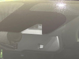 【エマージェンシーブレーキ】走行中に前方の車両等を認識し、衝突しそうな時は警報とブレーキで衝突回避と被害軽減をアシスト。より安全にドライブをお楽しみいただけます。