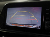 バックモニター付き。車両後方の映像をナビ画面に表示し、駐車などの後退操作をサポートします。