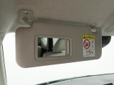 女性には嬉しい、照明付きのミラーが付いたサンバイザーです♪車内でのお化粧直しも出来ちゃいますよ!