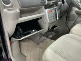 【グローブボックス】車検証や保険証、保険関連書類、整備用グローブなどの必要書類・小物を、助手席から運転席へすぐに取り出せる場所に整理して保管できます。車内の小物整理に役立ちます!