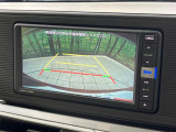 【バックカメラ】駐車時に後方がリアルタイム映像で確認できます。大型商業施設や立体駐車場での駐車時や、夜間のバック時に大活躍!運転スキルに関わらず、今や必須となった装備のひとつです!