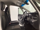 座面も厚みがあり背もたれも高く、広い足元にゆったり座れるシートです。運転席と助手席の間が空いている為、助手席側への移動がスムーズです。交通量の多い道でも助手席側から乗り降りができます。