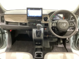 車内は光触媒抗菌消臭施工済です。インパネ周りはスタイリッシュなデザインで機能や装備も充実しています。グローブボックスやカップホルダーのほかにトレーなどたくさんの収納スペースが付いています。