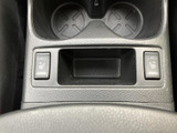 手の届きやすい位置にシートヒーターのスイッチと小物置きがまとまり、寒い日の乗車時にも活用できます。飲み物も置けて、日常使いに便利です。
