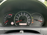 速度計や燃料計などがまとまって配置され、運転に必要な情報をひと目で確認しやすいレイアウトです。表示が見やすく、走行中もメーターへ視線を向ける時間を抑えやすい設計です。