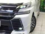 【LEDヘッドライト】悪天候や夜間走行時も良好な視界を確保し安心して運転できる高輝度LEDヘッドライトを装備!点灯速度が早く、消費電力も抑えられています。