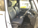 運転席と助手席は、前方を見渡しやすい視界とゆとりある足元が魅力です。シートは身体を支える形状で、座面や背もたれの模様が落ち着いた印象。乗り降りもしやすく、毎日の移動を快適に過ごせます。