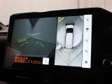 車両を上から見たような映像をナビ画面に表示するパノラミックビューモニター(床下透過表示機能付)搭載。運転席からの目視だけでは見にくい、車両周辺の状況をリアルタイムで確認できます。