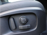 【運転席】細かなポジション調整がしやすい電動フロントシートを装備。
