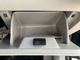 ライトスイッチ下に小物収納をご用意。