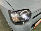 白く明るい光で夜間走行をサポートするLEDヘッドランプを搭載