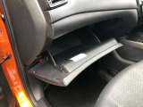 奥行きたっぷり、車検証ケースを入れても余裕のあるグローブボックス