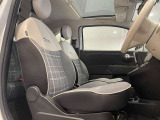 チェック柄シートがFIAT500らしい可愛らしさを演出します。使用感の少ない印象のシート。気持ちよくお乗りいただけます。
