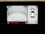 パノラミックビューモニターを装備。駐車場や交差点でクルマを真上から見るように周囲を確認できます。機能の詳細は販売店スタッフまでおたずねください。