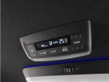 後席用エアコンの操作パネルも装備されており、快適なドライブをお楽しみいただけます。
