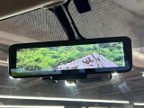 【インテリジェントルームミラー】後席の大きな荷物や同乗者で後方が確認しづらい時でも安心!カメラが撮影した車両後方の映像をルームミラー内に表示。クリアな視界で状況の確認が可能です!