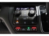 オートエアコンは左右席で独立温度コントロールが可能です。運転席はキンキンに冷やして助手席はマイルドにと言った設定が可能です☆暑さ寒さでケンカすることもなくなりますね♪