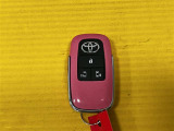 スマートキーはかばんやポケットに入れておけば、ドアのロックアンロックやエンジンの始動が可能!スマートキーからも両側自動スライドドアの操作が可能!スペアキーは欠品となります。
