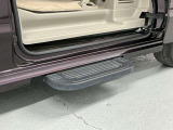 【オートステップ】ドアの開閉に連動して自動で展開・収納される補助ステップです。足を高く上げる必要がなくなり、子供や高齢者の乗り降りが劇的にスムーズになるほか、走行時は車体に格納されます。