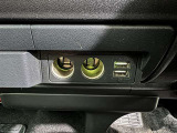 充電用USB端子付き。スマートフォンなどの充電に便利です。