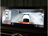 パノラミックビューモニター。車両を上から見たような映像を表示。運転席から目視しにくい車両周囲の状況をリアルタイムで確認できます。