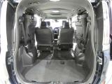 三列目シートは、折りたためますので大きなスペースが出来ちゃいます。キャンプ用品など大きな荷物もばっちり収納可能です♪