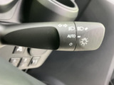 レバーには矢印やライトのマークが表示され、必要な操作を確認しやすい仕様です。AUTOなどの表示もあり、運転中に手元で扱う装備を分かりやすくまとめています。日常使いにも便利です。