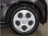 【ホイールキャップ】車に良く似合う純正ホイールキャップが装備されています。ノーマルタイヤ、スタッドレスタイヤも広島マツダにお任せください。