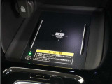 センターコンソールトレーはワイヤレス充電器(Qi(チー)規格)となっており、対応機種を置いておくだけで充電可能です。