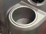 運転席側には掘り込み式インパネカップホルダー
