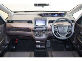 操作性に優れた運転席となります!小物入れや各ボタンの配置にこだわり、使いやすいです!座り心地もよく視認性も良好なのでロングドライブもお任せ下さい!