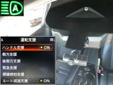 フロントカメラで車線や前方の人や車をモニターして、エマージェンシーブレーキや車線逸脱警報をを作動。ハイビームアシストも装備。