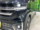 【LEDヘッドライト】悪天候や夜間走行時も良好な視界を確保し安心して運転できる高輝度LEDヘッドライトを装備!点灯速度が早く、消費電力も抑えられています。