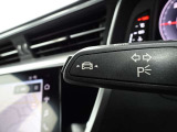 居眠り運転やわき見運転など、万が一車両が道路白線をはみだしそうになると、車がハンドルを自動修正してくれるアウディレーンアシストが装備されております。