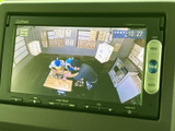 停車中にテレビ映像を視聴でき、待ち時間や休憩のひとときを過ごす際に便利です。画面表示が見やすく、車内でくつろぎたい場面にも活用いただける装備です。ぜひご検討ください。