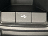 下にはナビゲーション用の外部入力可能なUSB端子がついており、周辺には物が置けるボックスがついています。